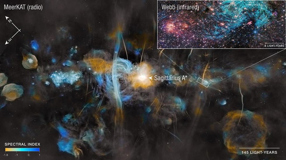 Imágenes de MeerKAT y del telescopio espacial James Webb de la región de formación estelar Sagitario C, que se encuentra a unos 200 años-luz del agujero negro supermasivo central de la Vía Láctea, Sagitario A