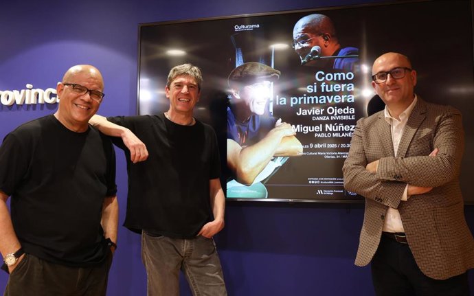 El diputado provincial de Cultura, Manuel López Mestanza, junto al cantante malagueño Javier Ojeda y el compositor y arreglista cubano Miguel Núñez.