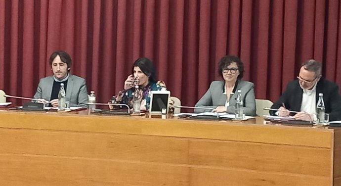 Eva Loza (bebiendo agua), este jueves en el pleno del Ayuntamiento de Logroño
