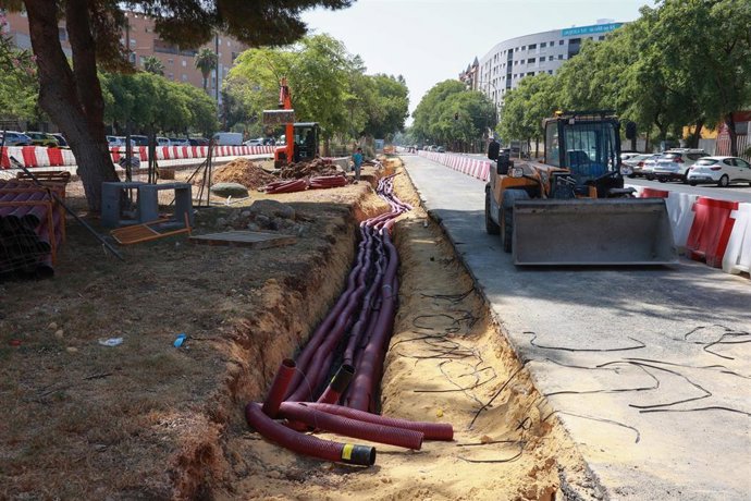 Archivo - Obras del tranvibús que conecta Sevilla Este con la Estación de trenes de Santa Justa y que está ejecutando el Ayuntamiento de Sevilla, en la Avenida de las Ciencias. 
