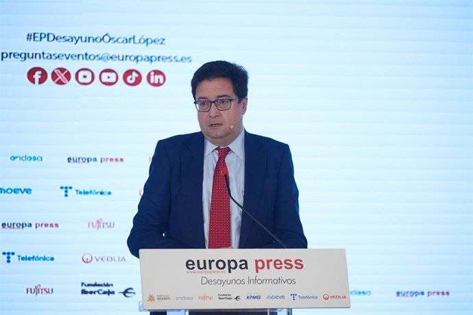 El ministro para la Transformación Digital y de la Función Pública, Óscar López, protagoniza un desayuno informativo de Europa Press, a 2 de abril de 2025, en Madrid (España).