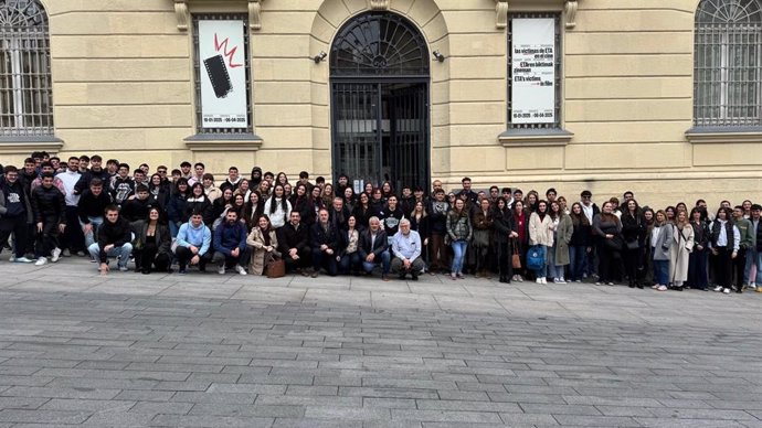 Un centenar de estudiantes de Periodismo de la UVA visita el Centro Memorial de Víctimas del Terrorismo de Vitoria .