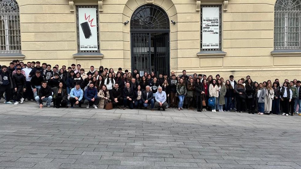 Un centenar de estudiantes de Periodismo de la UVA visita el Centro Memorial de Víctimas del Terrorismo de Vitoria .