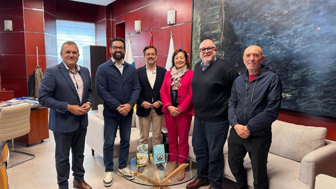 El vicepresidente del Cabildo de Tenerife, Lope Afonso (c), recibe a una delegación de una empresa agrícola de Puerto Rico para conocer el modelo de Cultesa