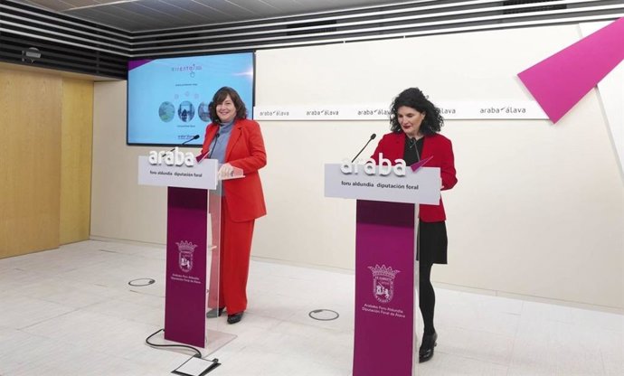 La diputada de Hacienda, Finanzas y Presupuestos de Álava, Itziar Gonzalo, y la directora foral de Hacienda, Maria José Perea