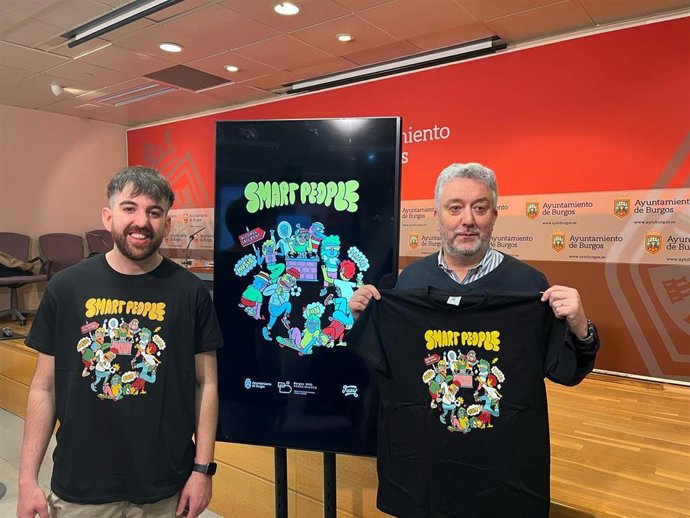 El concejal del Ayuntamiento de Burgos Carlos Niño junto al artista del diseño Juay