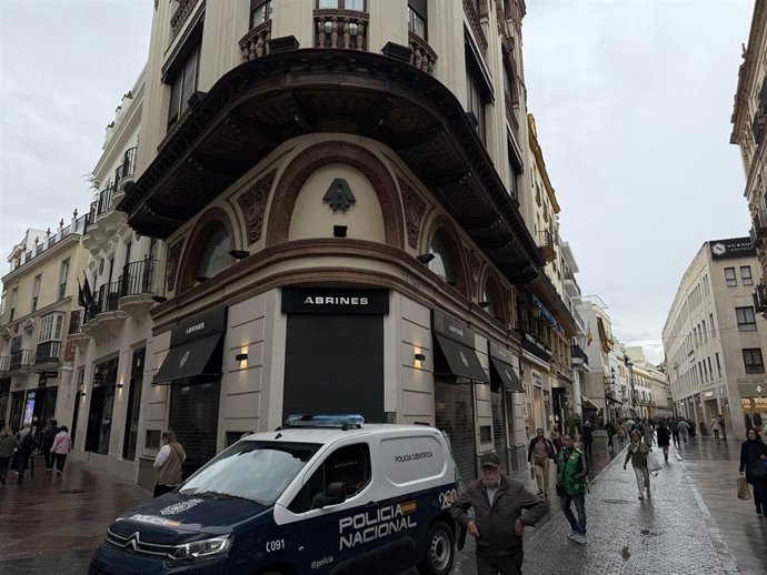 Imagen de la Policía Nacional ante la joyería objeto del robo