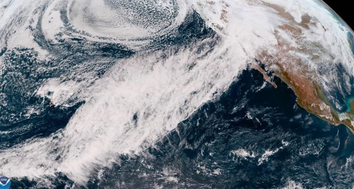 Río atmosférico entrando desde el Pacífico hacia California