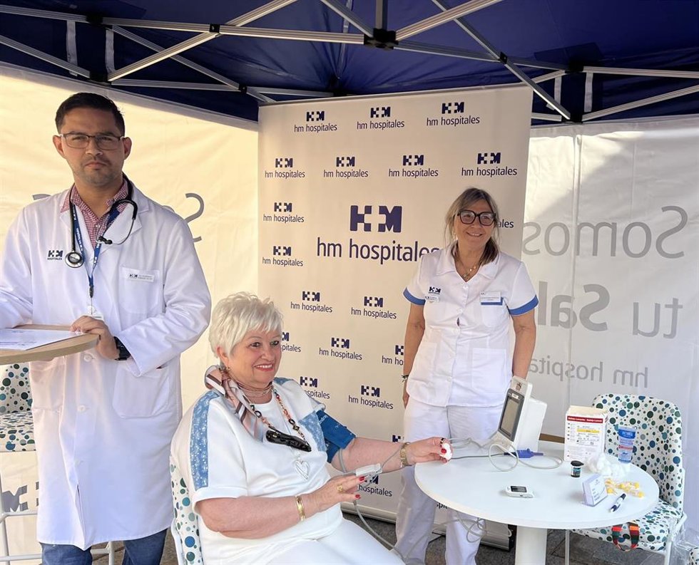 En una carpa, ubicada en el centro de la localidad, las personas interesadas han podido realizarse pruebas como toma de tensión arterial y control de glucemia, así como saturación de oxígeno y frecuencia cardiaca