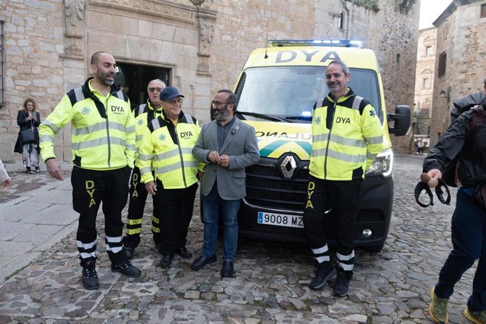 El presidente de la Diputación de Cáceres, Miguel Ángel Morales, entrega una ambulancia a DYA