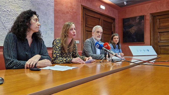 Ana Puerto, ginecóloga del HUCA; Cristina Rodríguez, de la Asociación Esendo; el gerente del Sespa, Aquilino Alonso, y la directora general de Planificación Sanitaria,  Montse Bango