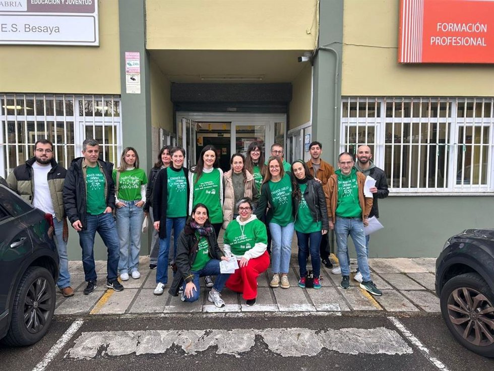 Docentes secundando la huelga en el IES Besaya