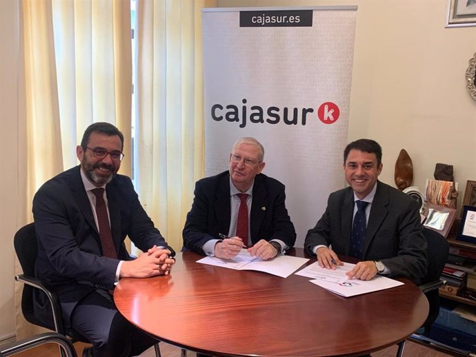 Firma del convenio de colaboración entre la Fundación Cajasur y el Consejo General de Hermandades de Sevilla.