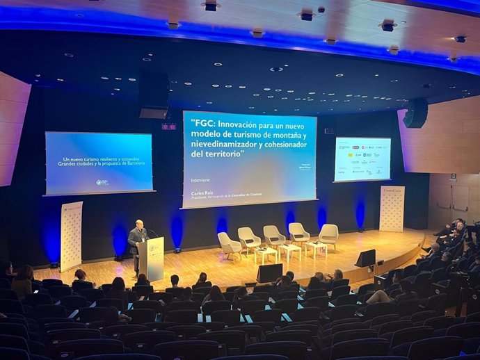 El president dels Ferrocarrils de la Generalitat (FGC), Carles Ruiz, intervé en el congrés 'Tourism & Economy Summit' aquest dijous