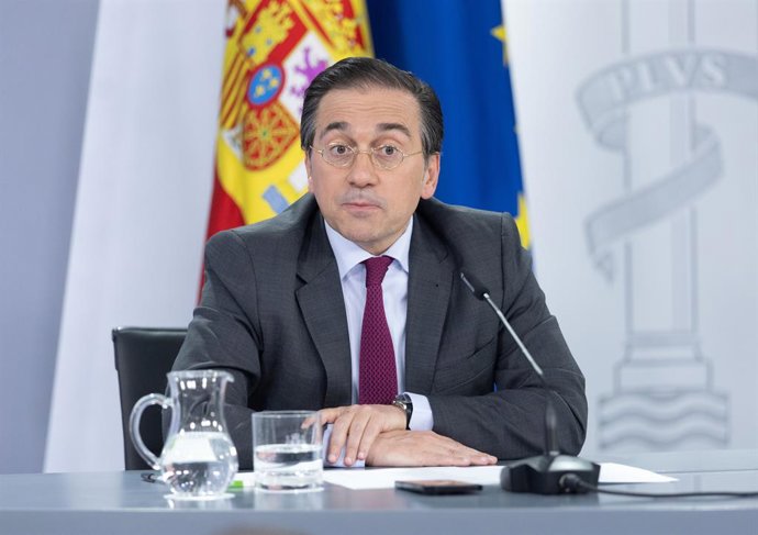 O Ministro das Relações Exteriores, União Europeia e Cooperação, José Manuel Albares, durante uma coletiva de imprensa após a reunião do Conselho de Ministros, no Palácio La Moncloa, em 1º de abril de 2025, em Madri (Espanha). O Conselho de Ministros