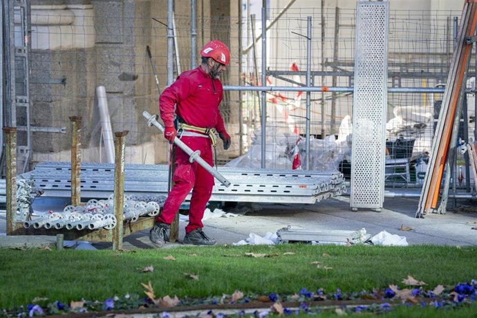 Archivo - Un trabajador entre andamios