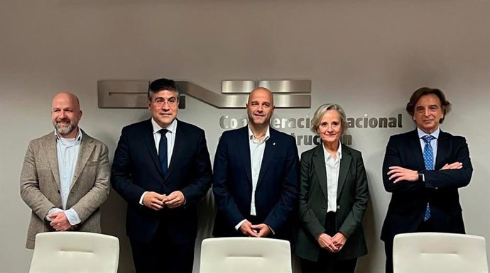 (I-D): Roger Bou, Director De Construmat, Pedro Fernández Alén, Presidente CNC, Xavier Vilajoana, Presidente De Apcespaña, Marta Vall-Llossera, Presidenta Del CSCAE, Alfredo Sanz Corma, Presidente CGATE.