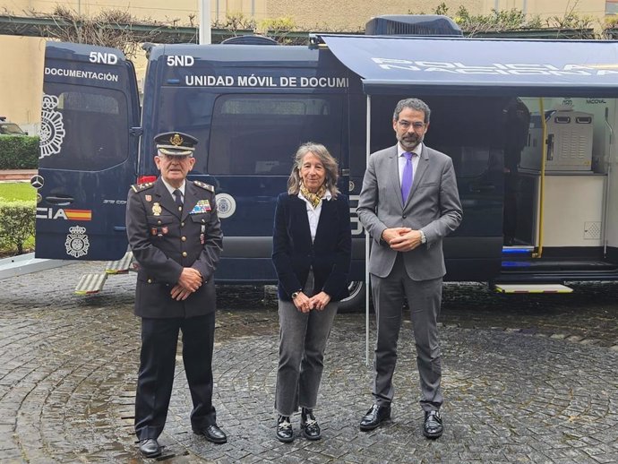 Marisol Garmendia presenta la unidad móvil para la expedición de DNI y pasaportes por municipios vascos