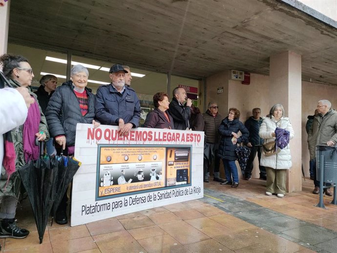 Concentración de la Plataforma para la Sanidad Pública de La Rioja en el Centro de Salud de Espartero de Logroño