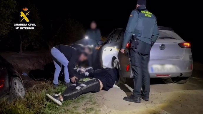 La Guardia Civil detiene a dos miembros de un grupo criminal por robar en restaurantes mediante alunizaje con vehículos de lujo en la provincia de Sevilla