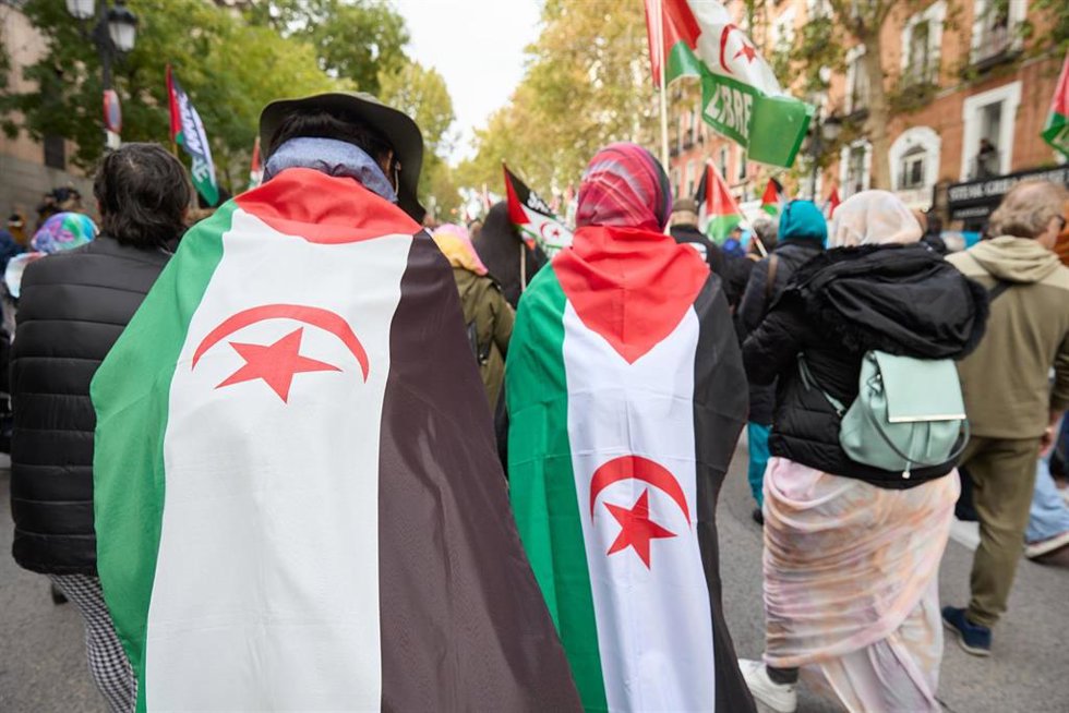 Archivo - Decenas de personas durante una manifestación en Madrid en apoyo al Sahara Occidental en noviembre de 2023