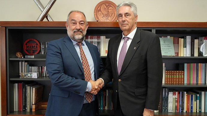 Los rectores de la UCLM, Julián Garde, y la Universidad de Alcalá, José Vicente Saz.