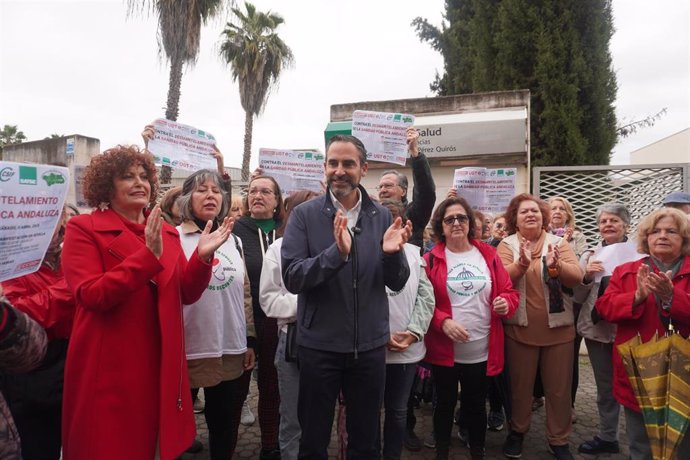 El coordinador del Área de Política Institucional del PSOE-A, Daniel Pérez, en una concentración ante el centro de salud Fuensanta Pérez Quirós de Sevilla.