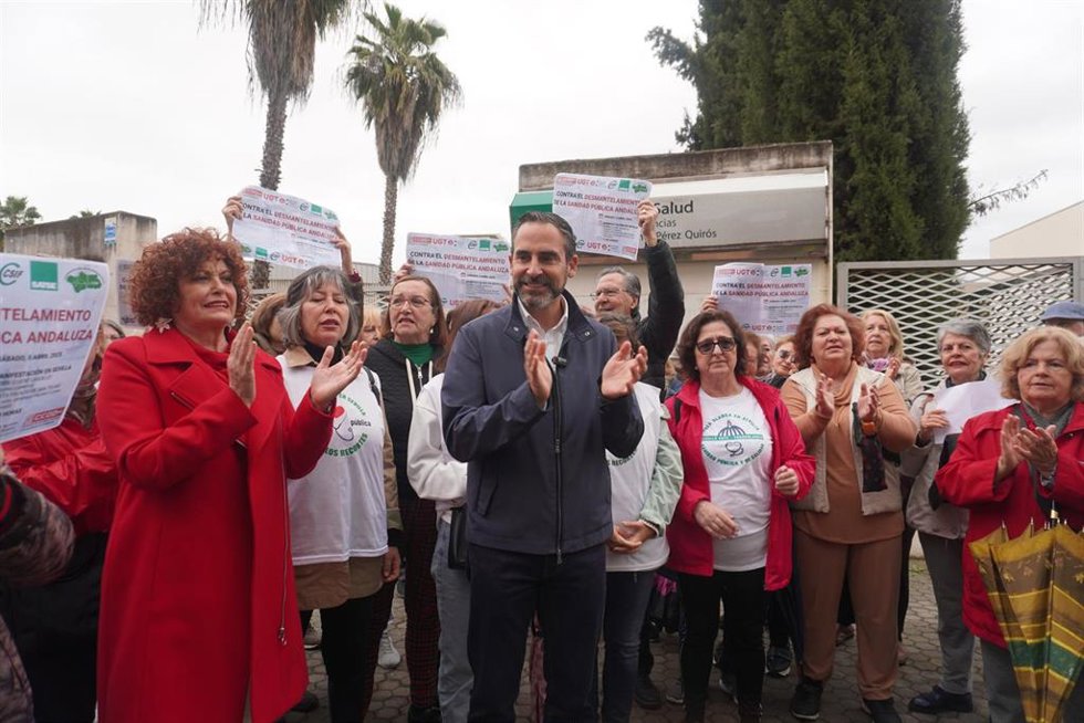 El coordinador del Área de Política Institucional del PSOE-A, Daniel Pérez, en una concentración ante el centro de salud Fuensanta Pérez Quirós de Sevilla.