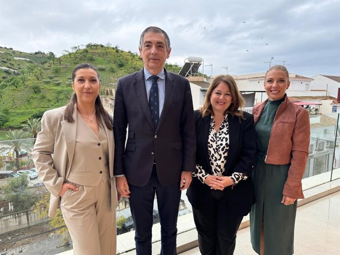 La alcaldesa de Algarrobo, Natacha Rivas; el secretario general de Agua de la Consejería de Agricultura, Pesca, Agua y Desarrollo Local, Ramiro Angulo; la diputada provincial de Fomento, Nieves Atencia; y la secretaria general de la FAMP, Yolanda Sáez.