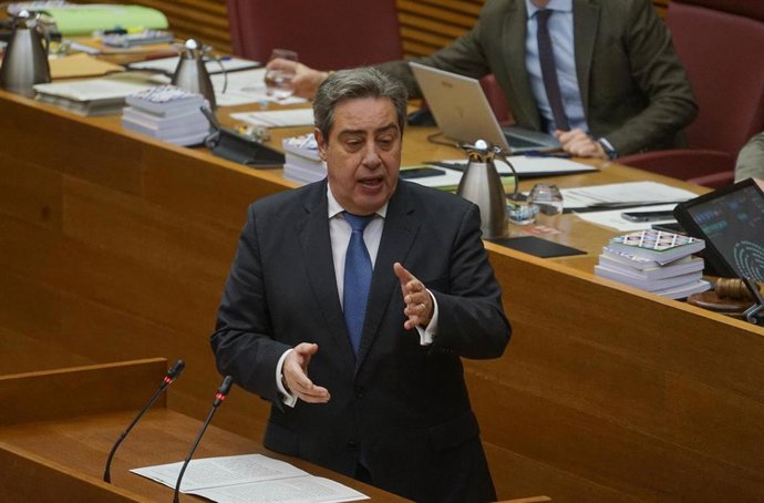 Archivo - El síndic de Vox en Les Corts, José María Llanos, interviene durante una sesión de control