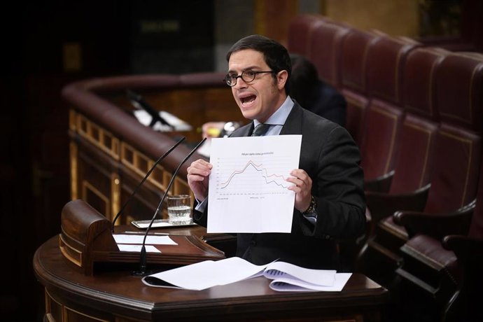 El diputado de VOX José María Figaredo, interviene durante una sesión plenaria en el Congreso de los Diputados, a 25 de marzo de 2025, en Madrid (España). 