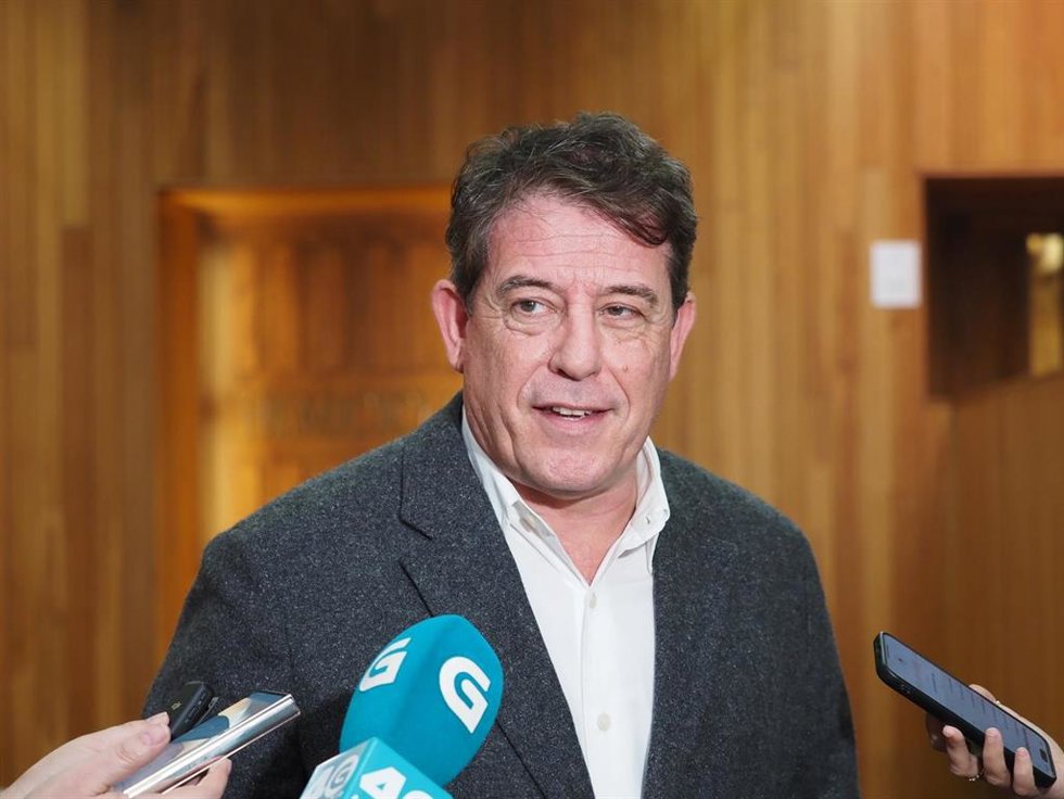 El secretario xeral del PSdeG, José Ramón Gómez Besteiro, en declaraciones a los medios en el Parlamento de Galicia