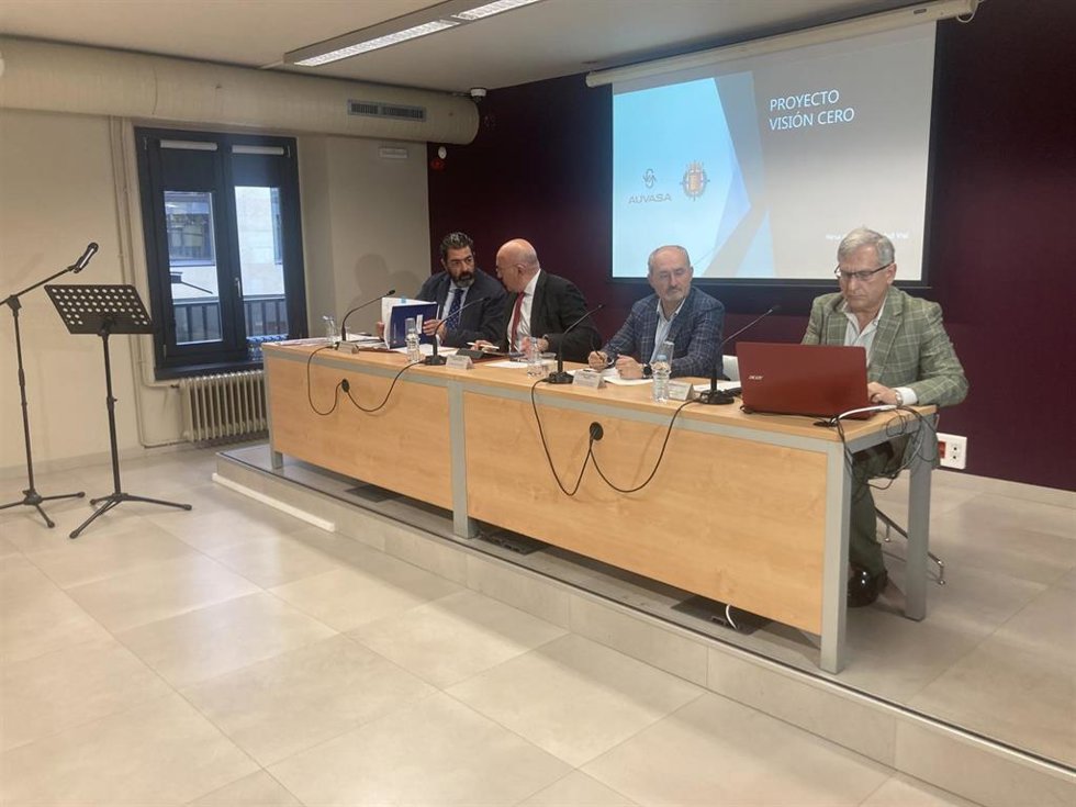 Guitérrez Alberca (i), Carnero, Cuadrado y Cabanilla, en un momento de la reunión de la Mesa de Seguridad Vial.