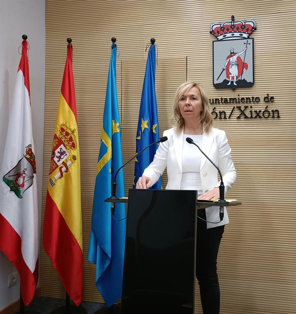 Archivo - La portavoz de Vox en el Ayuntamiento gijonés, Sara Álvarez Rouco, en rueda de prensa en el Consistorio gijonés.