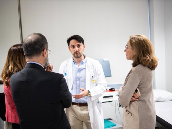 La consejera de Salud y Políticas Sociales, María Martín, junto con el gerente del SERIS, Luis Ángel González, y el jefe de sección del Servicio de Dermatología, Iñigo Martínez de Espronceda, analizan los resultados del proyecto de Teledermatologia