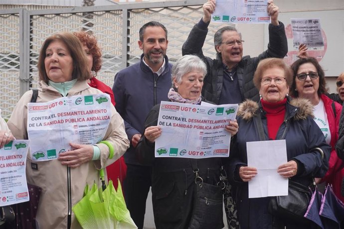 El coordinador del Área de Política Institucional del PSOE-A, Daniel Pérez, en una concentración ante el centro de salud 'Fuensanta Pérez Quirós' de Sevilla.