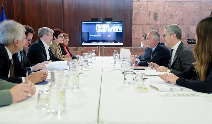 El presidente de Canarias, Fernando Clavijo (3i), el ministro de Política Territorial y Memoria Democrática, Ángel Víctor Torres (3d), y el secretario de Estado de Política Territorial, Arcadi España (2d), durante una reunión interministerial en Tenerife