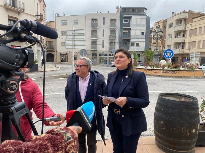 La diputada del PP en el Congreso Elisa Vedrina, junto al primer teniente de alcalde del Ayuntamiento de Gandesa (Tarragona), Miquel Tomàs