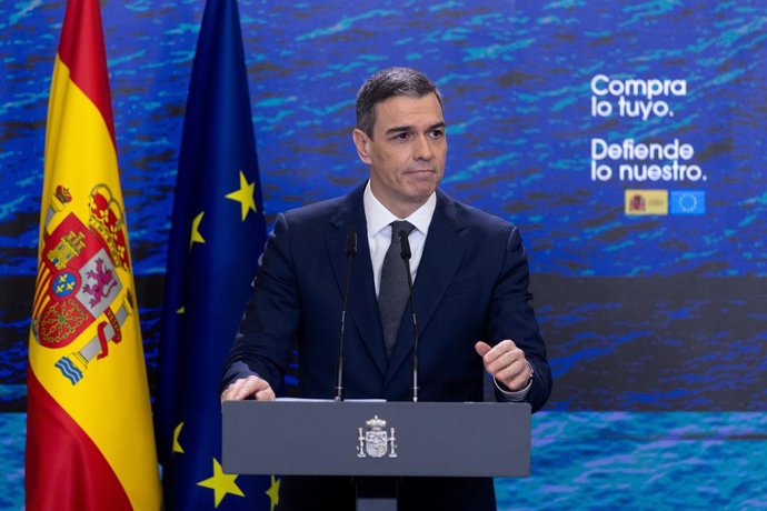 O Presidente do Governo, Pedro Sánchez, durante uma coletiva de imprensa no Complexo Moncloa, em 3 de abril de 2025, em Madri (Espanha). Sánchez aparece após ter se reunido com representantes do setor produtivo e industrial para apresentar o
