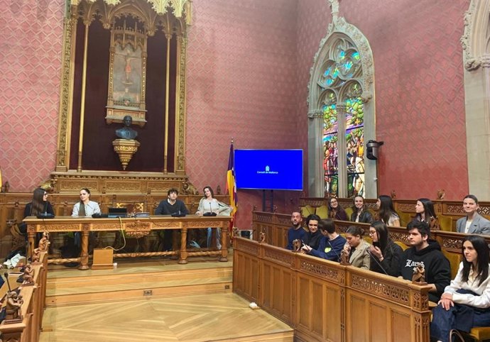 Estudiantes de periodismo en un pleno simulado en el marco del ciclo de encuentros con el presidente del Consell de Mallorca, Llorenç Galmés.