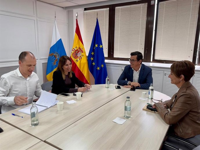 Reunión del consejero canario de Obras Públicas, Pablo Rodríguez, y la alcaldesa de Mogán, Onalia Bueno