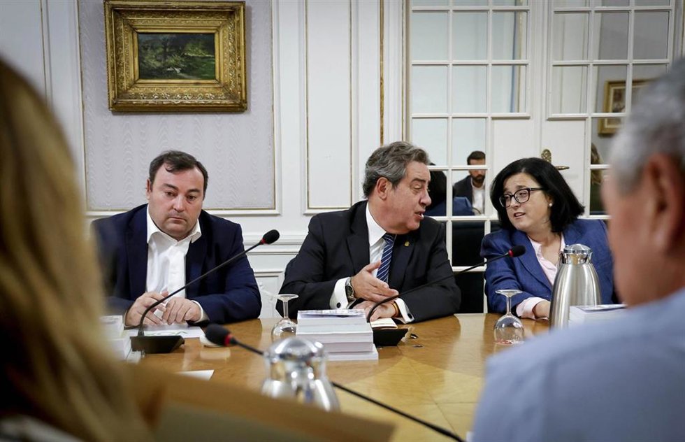 Archivo - El síndic de Vox, José M Llanos, conversa con la portavoz adjunta del PP en Les Corts Nieves Martínez en la junta de síndics