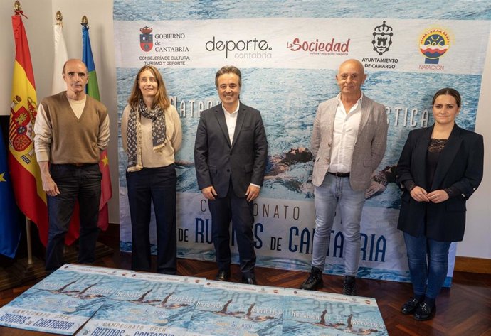 Presentación del Open de Rutinas de Cantabria de natación artística, que se celebra este sábado, 5 de abril, en la piscina del centro deportivo de Cros en Camargo