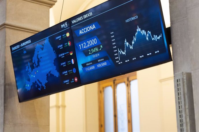 Archivo - Paneles en el interior del Palacio de la Bolsa, a 24 de febrero de 2025, en Madrid (España). El Ibex 35 ha iniciado la sesión de hoy con una subida del 0,22%, lo que ha llevado al selectivo madrileño a situarse en los 12.980.4 puntos, en una jor