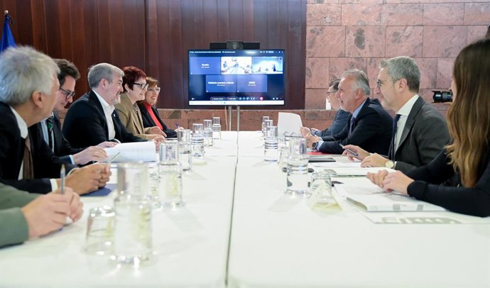 O Presidente das Ilhas Canárias, Fernando Clavijo (3i), o Ministro de Política Territorial e Memória Democrática, Ángel Víctor Torres (3d), e o Secretário de Estado de Política Territorial, Arcadi España (2d), durante uma reunião interministerial para dis