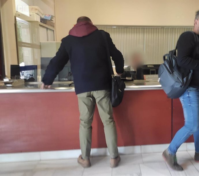 Uno de los representantes sindicales, identificándose antes de la reunión