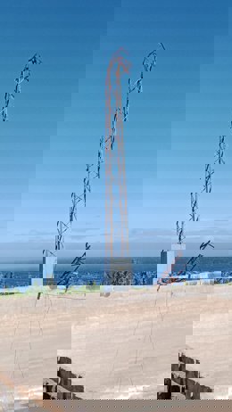 Torre de electricidad partida por el viento en el norte de Gran Canaria