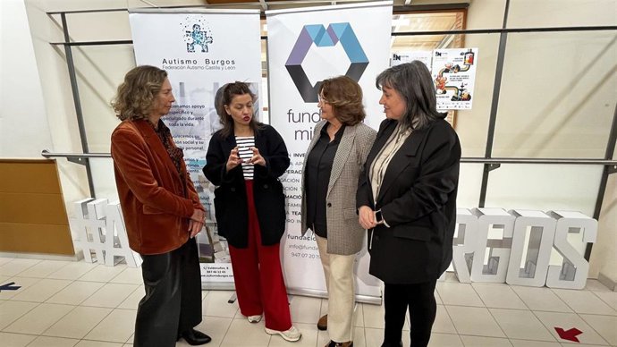 La vicepresidenta de Autismo España, Mercedes Molina; la ministra de Juventud e Infancia, Sira Rego; la expresidenta de Autismo Burgos, Simona Palacios, y la recién elegida, Pilar Zorrilla.