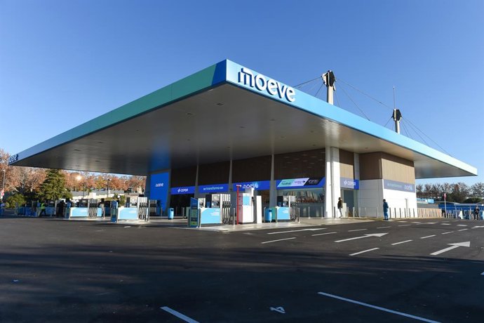Archivo - Vista general de una estación de servicio de Moeve durante la presentación de la nueva red de estaciones de servicio de Moeve, en Campo de las Naciones, a 10 de diciembre de 2024, en  Madrid (España). Moeve, la nueva Cepsa, invertirá 130 millone