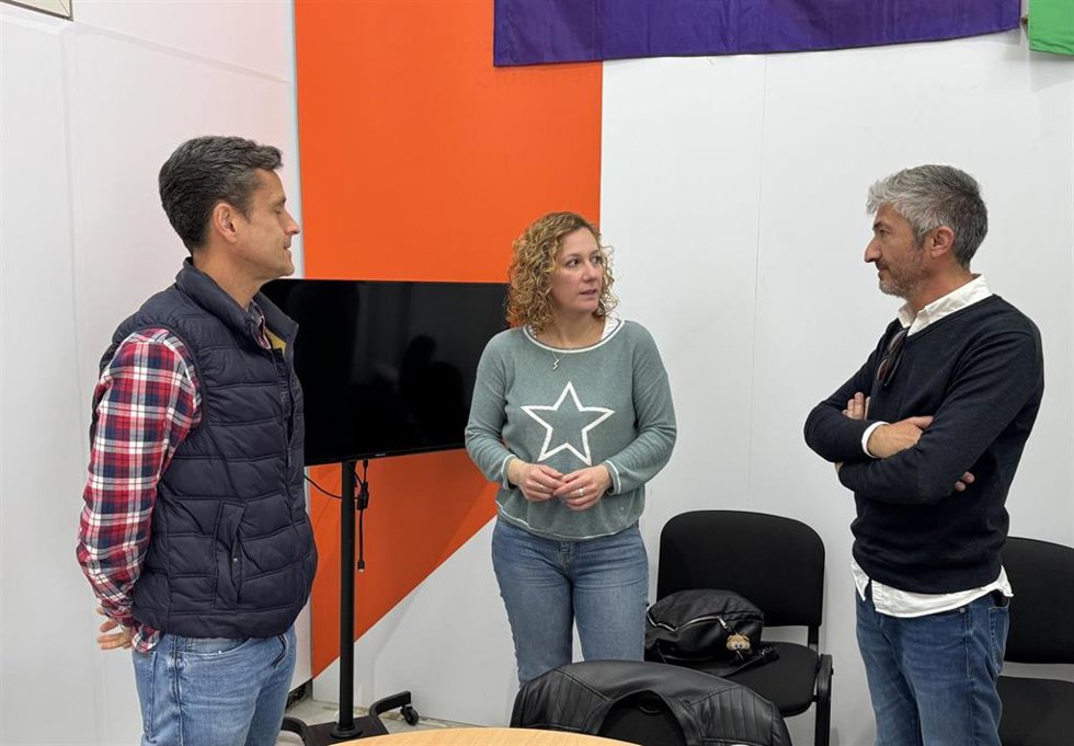 Susana Hornillo se reúne con dirigentes de las asociaciones del taxi de Sevilla.
